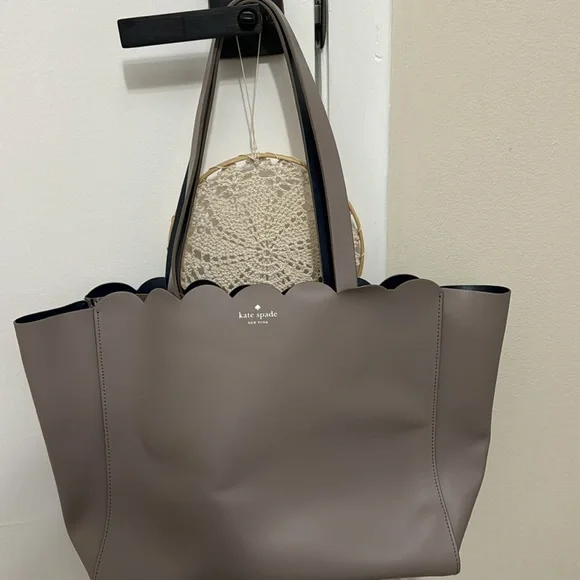 It’s an amazing size, that fit a lot of stuff. Is in excellent condition - Picture 4 of 4